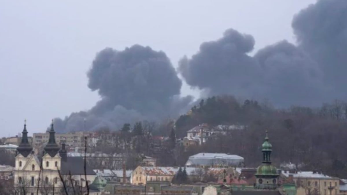 Rusia ataca la ciudad de Leópolis a 90 kilómetros de Polonia.