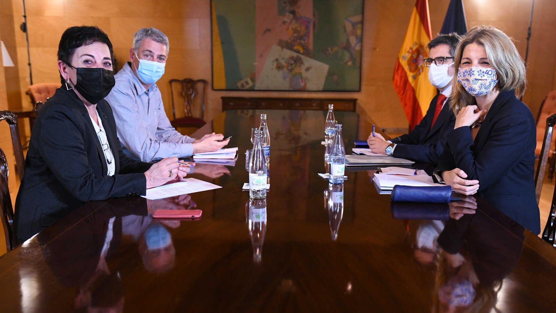 Félix Bolaños y Yolanda Díaz, en una reunión con EH Bildu. (Foto: EP)