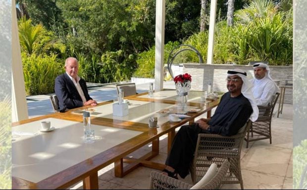 Juan Carlos I con dos altas personalidades del emirato de Abu Dabi.