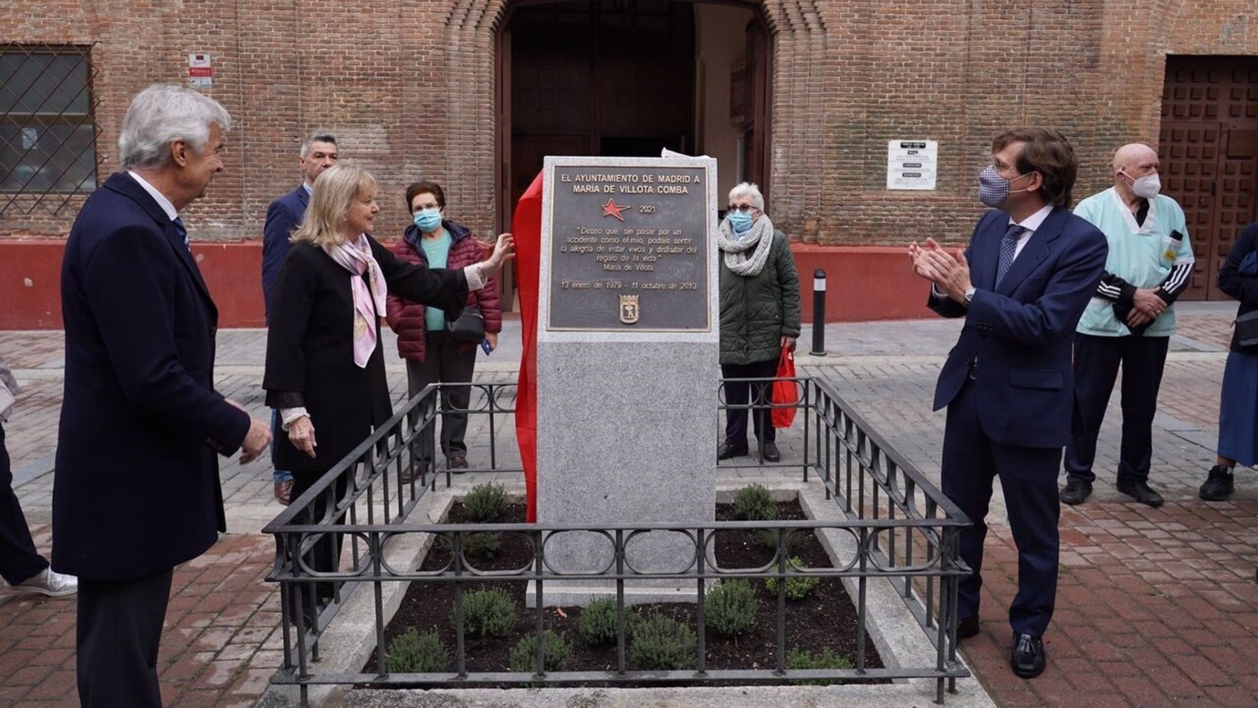 El monolito en homenaje a Maria de Villota. (Europa Press)