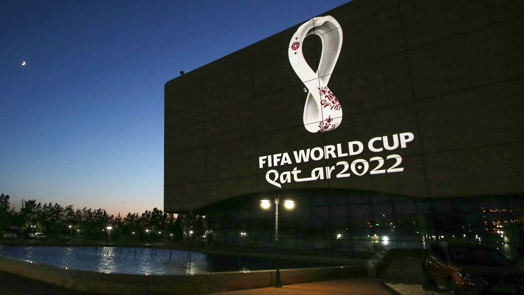 El logo del Mundial de Qatar 2022 luce en un edificio. (AFP)