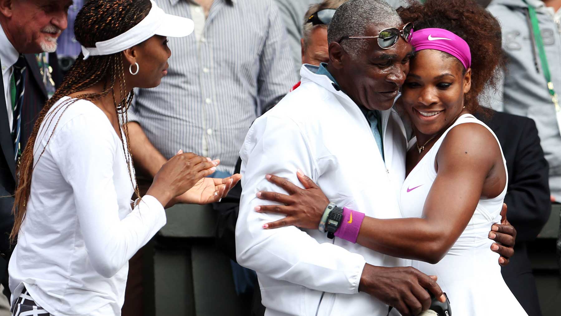 Richard Williams, abrazado por su hija Serena Williams tras conquistar Wimbledon en 2012 y junto a su otra hija, Venus (Getty)