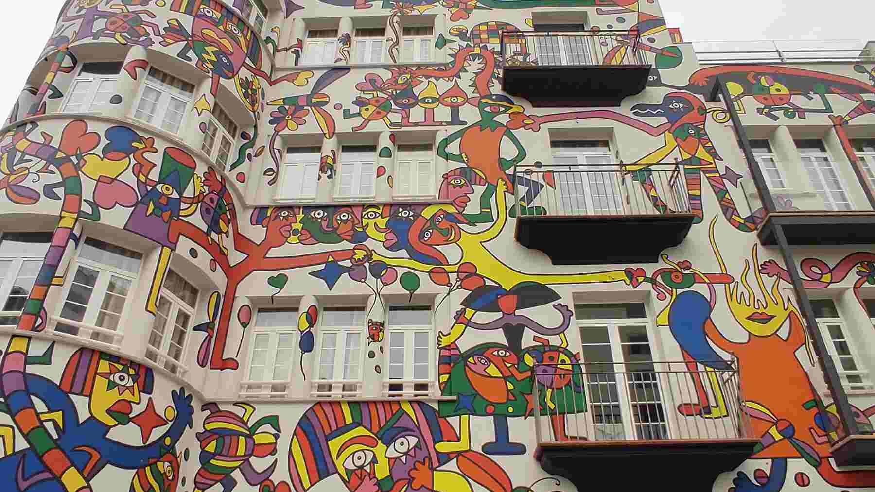 Primer plano de la obra de arte de José Luís Mesas que decora la fachada del Hotel Son Artmadans de Palma.