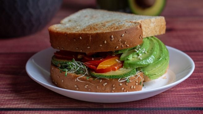 Bocadillo de aguacate, queso y tomate