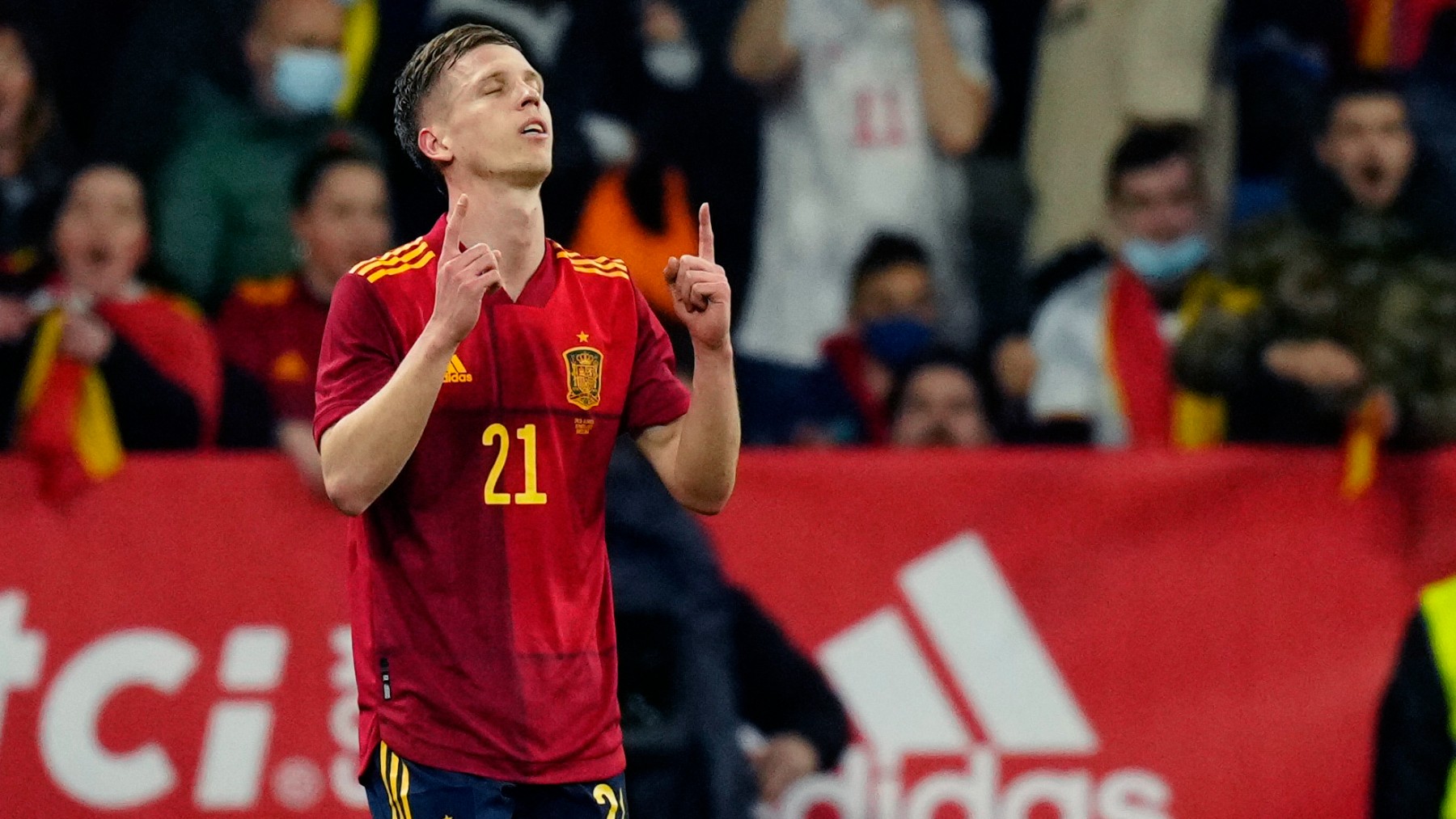 Dani Olmo celebra un gol con España. (EFE)