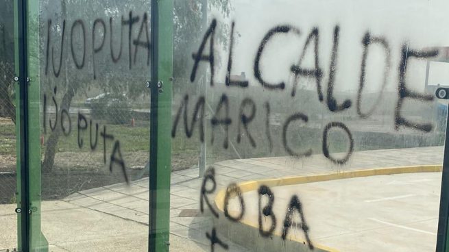 Pintadas homófobas en Los Morales (Sevilla) contra su alcalde, el popular José Veira: «Perro maricón»
