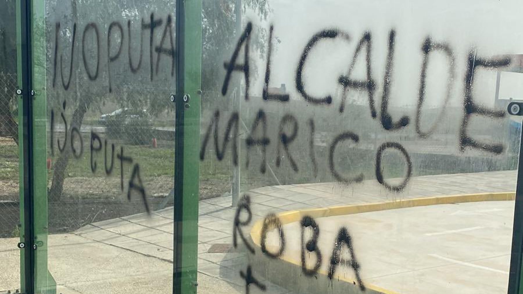 Pintadas homófobas en Los Morales (Sevilla) contra su alcalde, el popular José Veira.