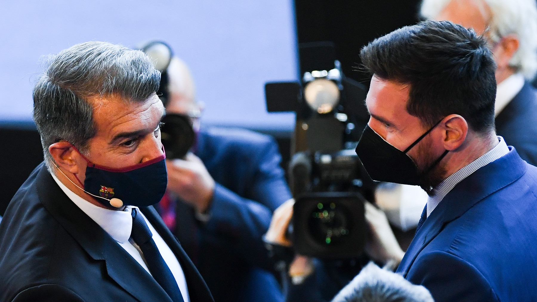 Laporta y Messi se saludan en un acto del Barcelona. (Getty)