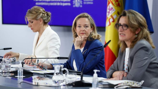 La presidenta del BEI, Nadia Calviño, y la vicepresidentas Teresa Ribera y Yolanda Díaz.