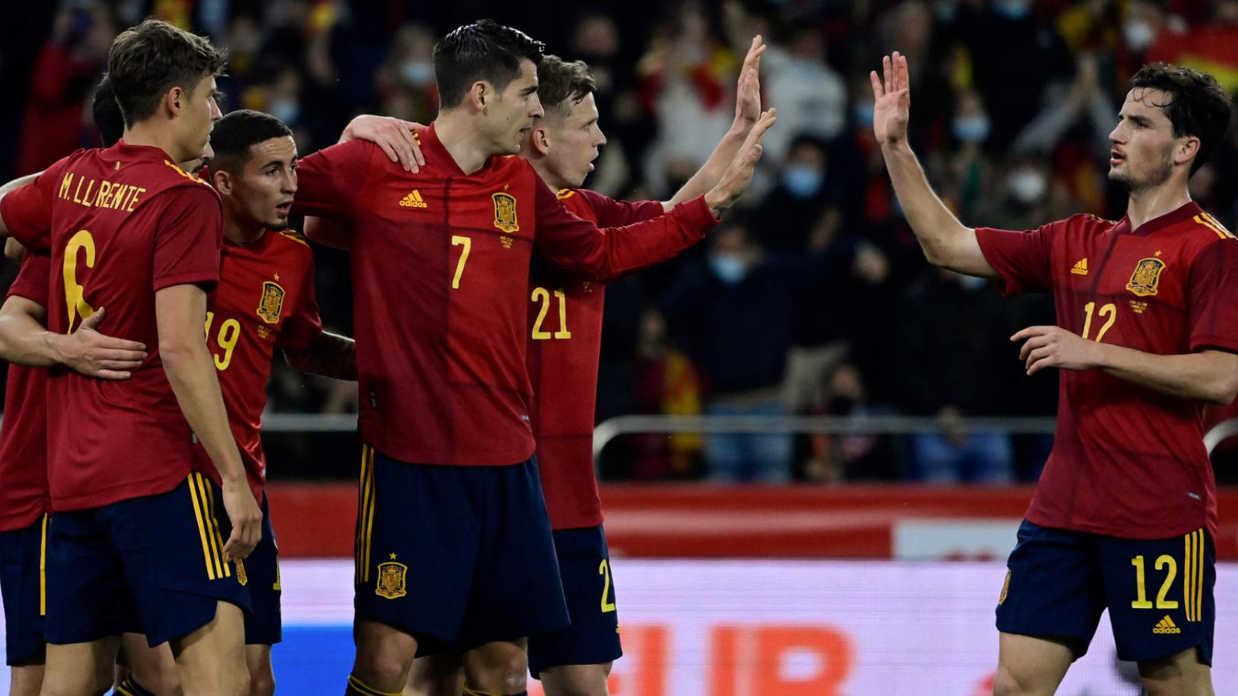 Los jugadores de la selección celebran un gol en el España-Albania. (AFP)