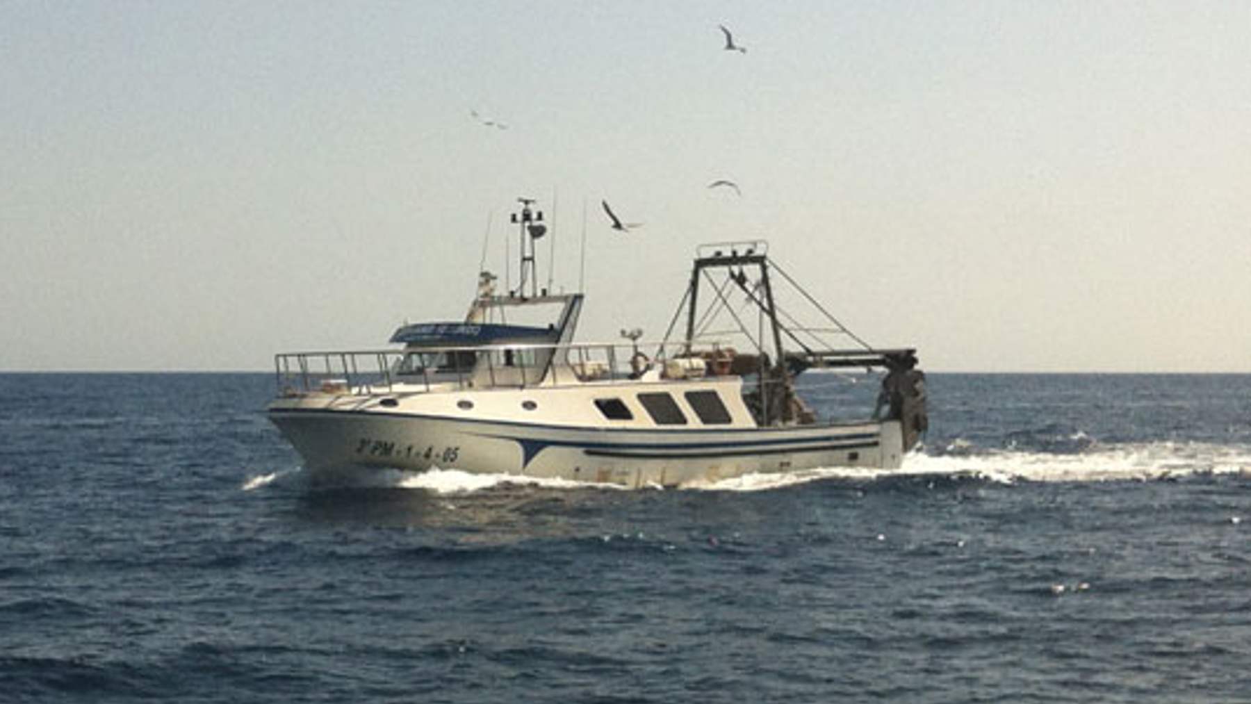 Barco pesquero de Baleares faenando.