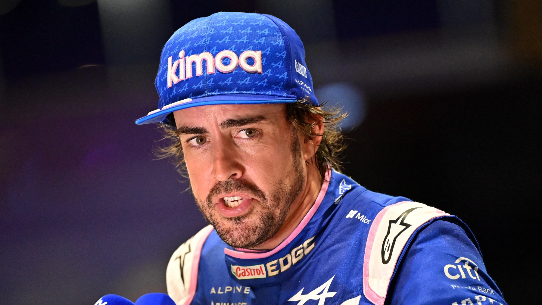 Fernando Alonso atiende a la prensa. (AFP)