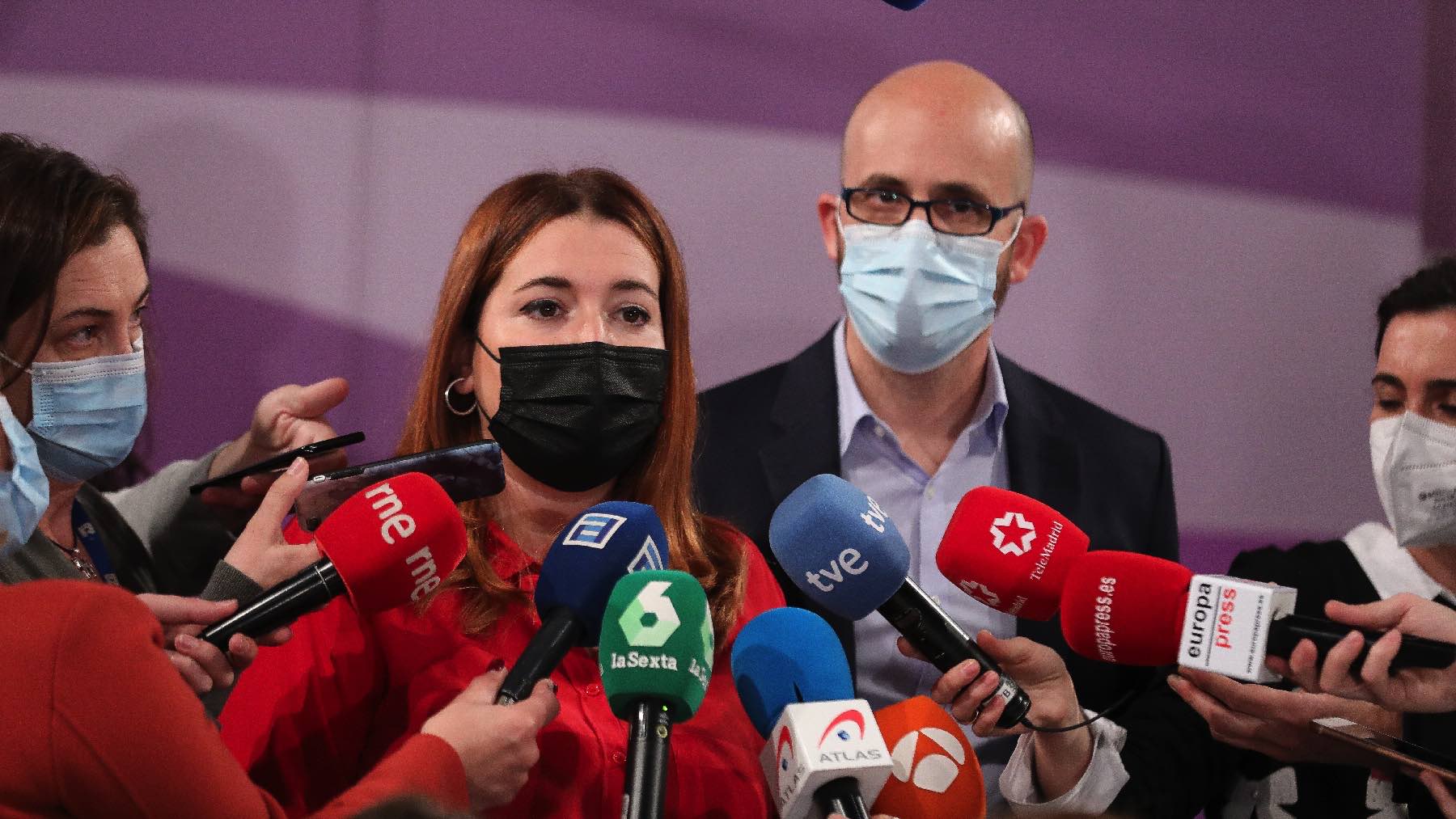 Ángela Rodríguez y Nacho Álvarez prometiendo el plan en febrero.