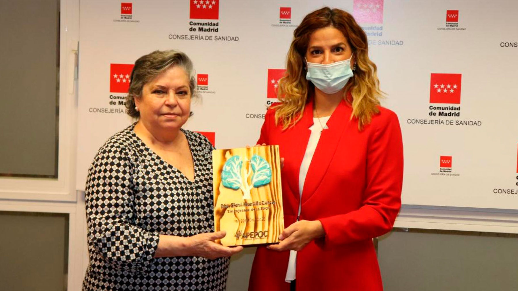 Elena Mantilla recibe una placa como embajadora de la EPOC en este año 2022.