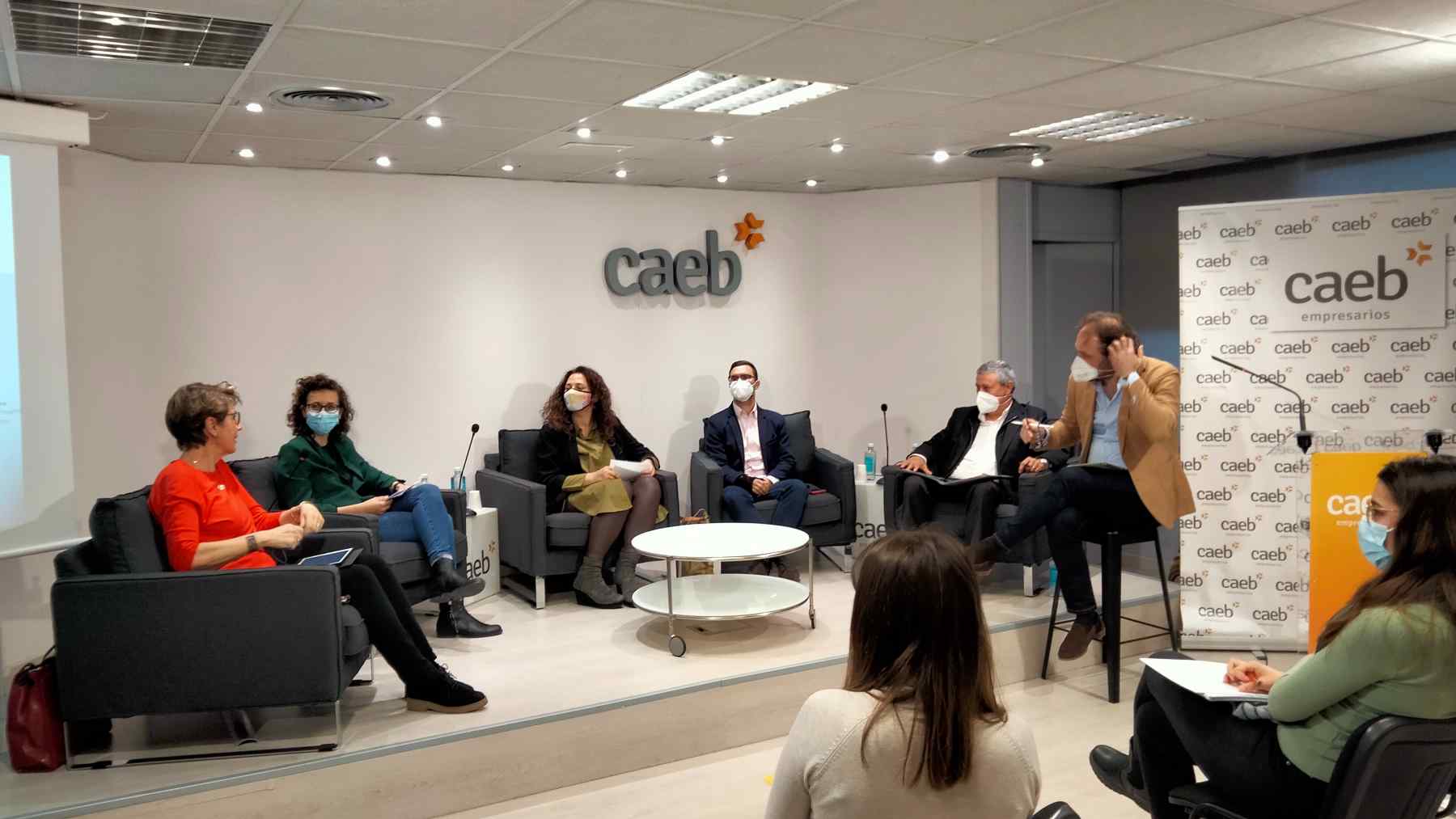 Debate-coloquio organizado por CAEB sobre la integración de la perspectiva de género en la seguridad y salud laboral.