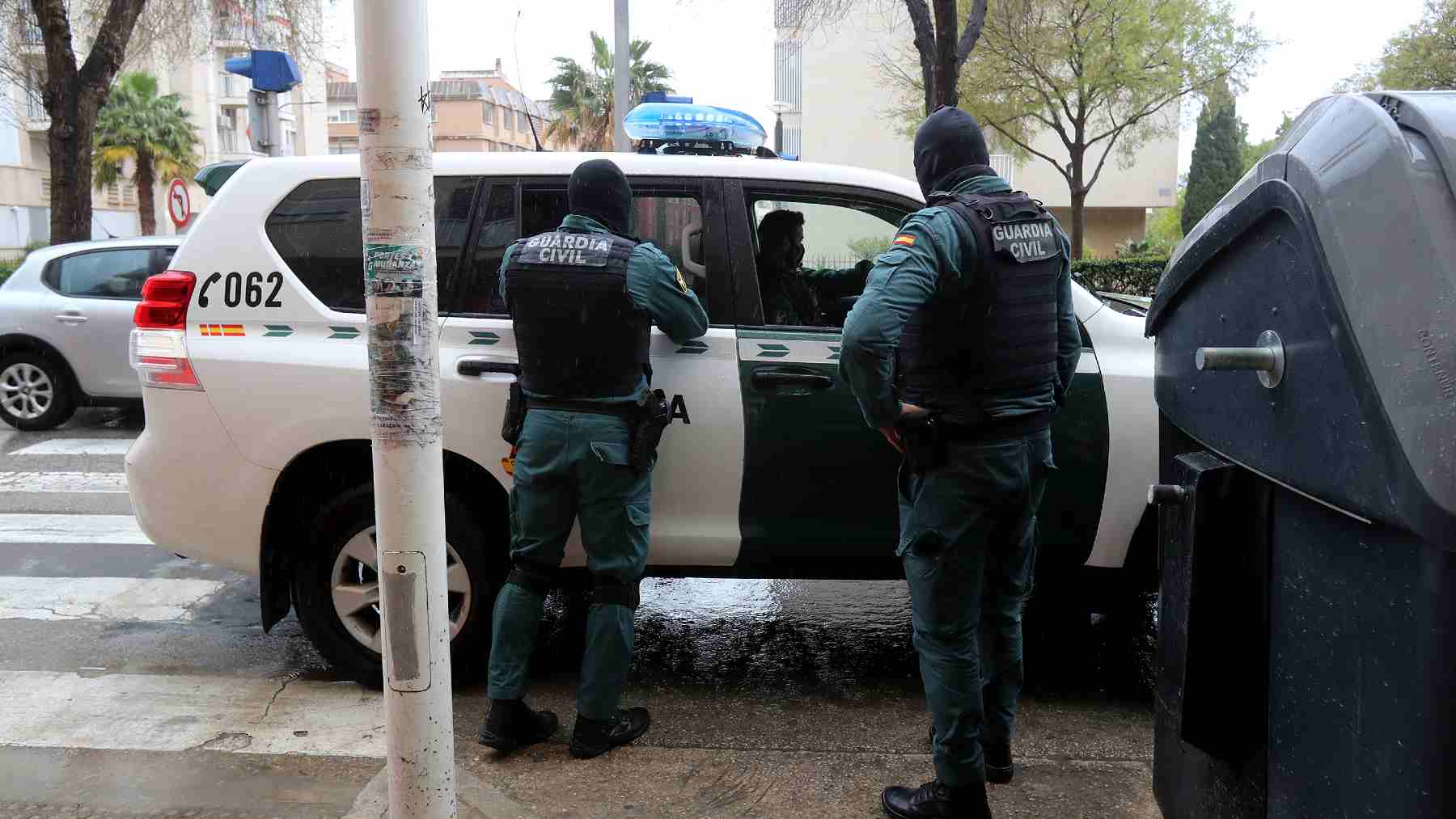 Varios guardias civiles durante una operación contra el tráfico de drogas, en Palma. Isaac Buj/Europa Press