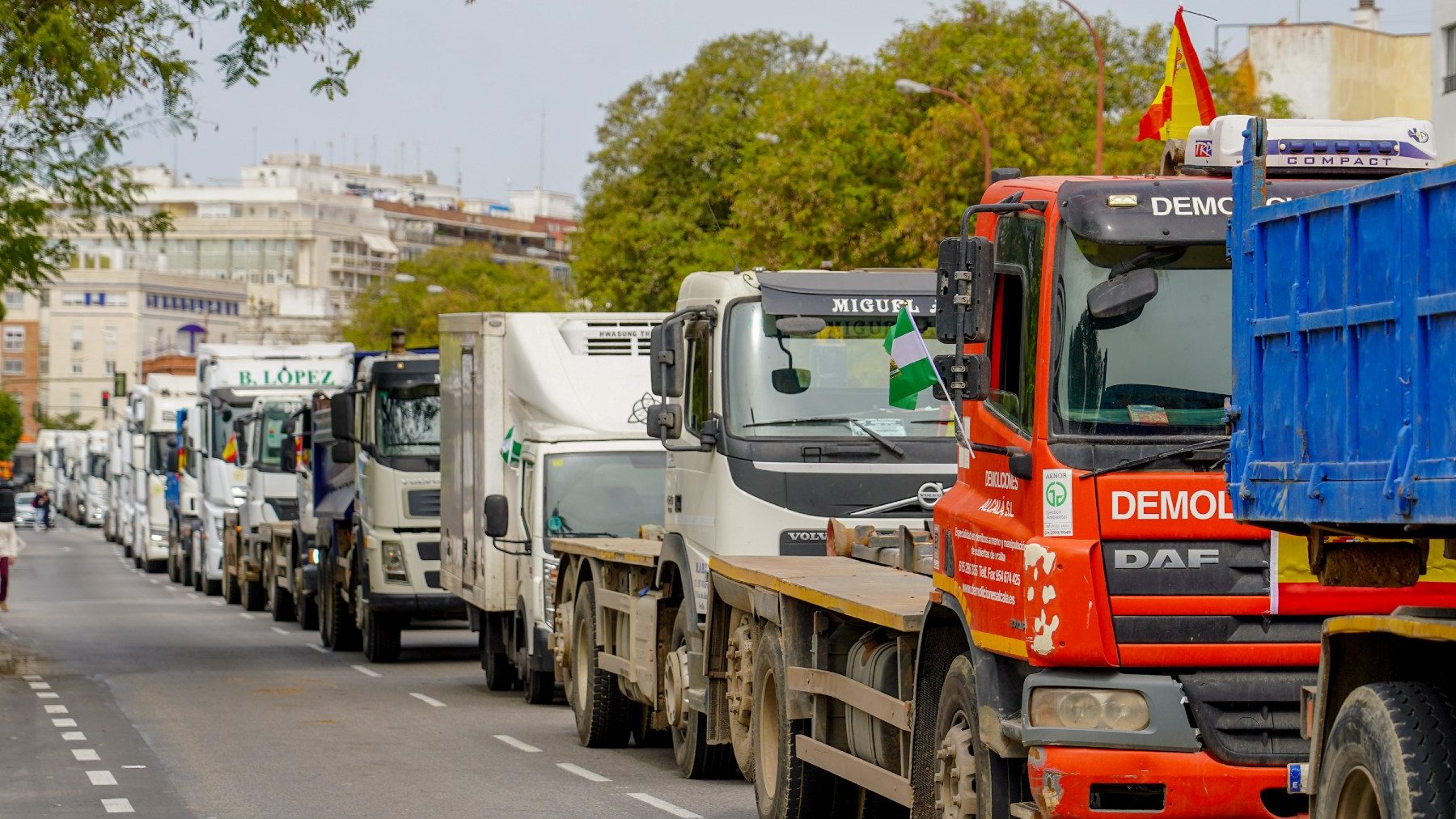 Camiones desfilan por Sevilla en protesta por la situación del sector de transporte (EDUARDO BRIONES / EUROPA PRESS).