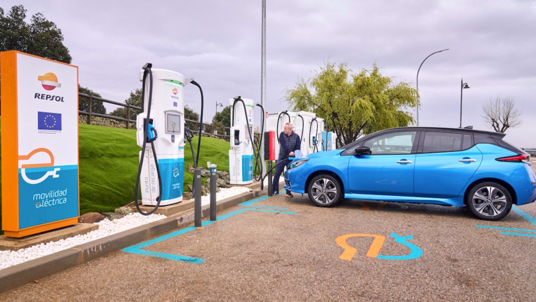 El nuevo punto de Repsol de recarga de vehículos eléctricos en Venturada