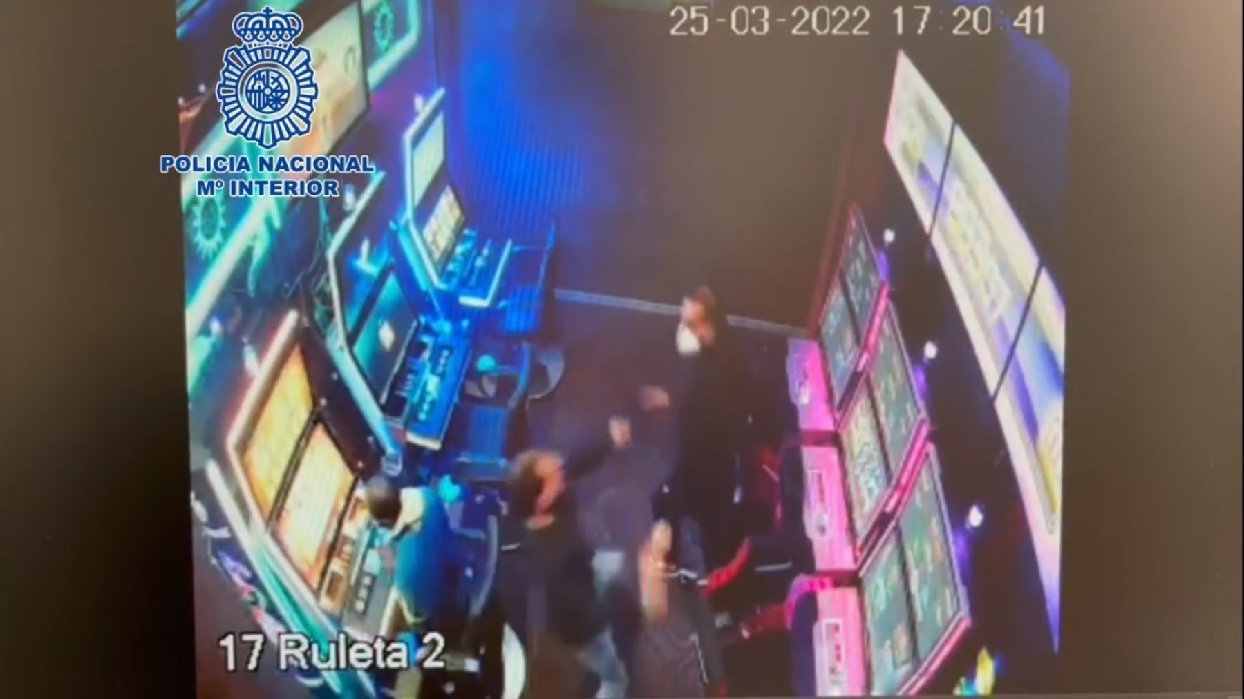 Una cámara del salón de juegos de El Ejido capta el momento de la agresión (POLICÍA NACIONAL).