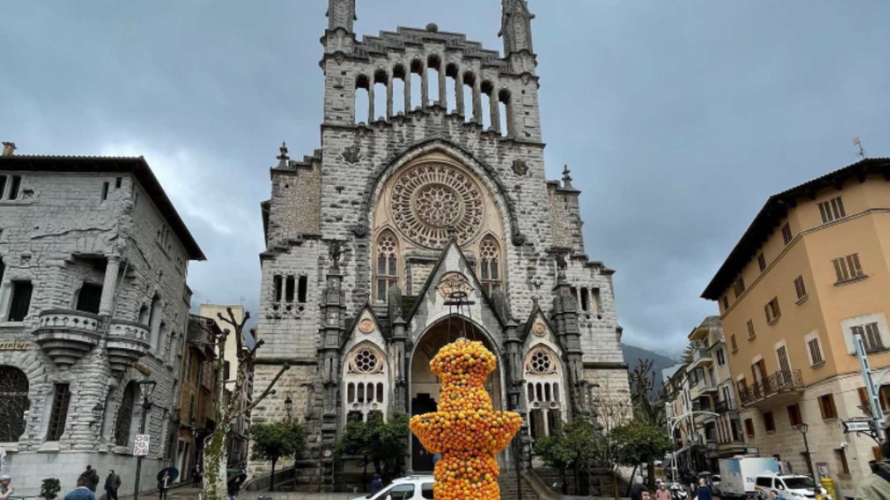La impresionante iglesia rodeada de naranjos que te dejará sin habla