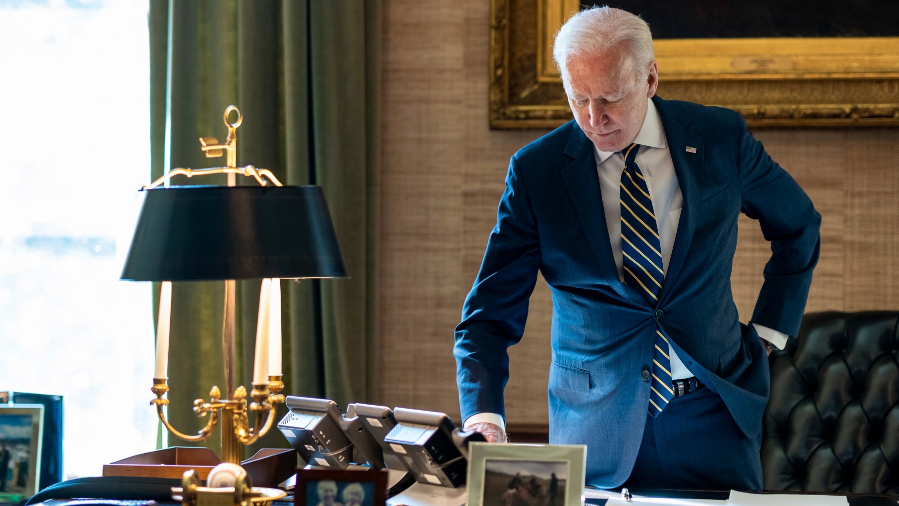 El presidente de Estados Unidos, Joe Biden, durante una llamada a su homólogo ucraniano, Volodimir Zelenski.