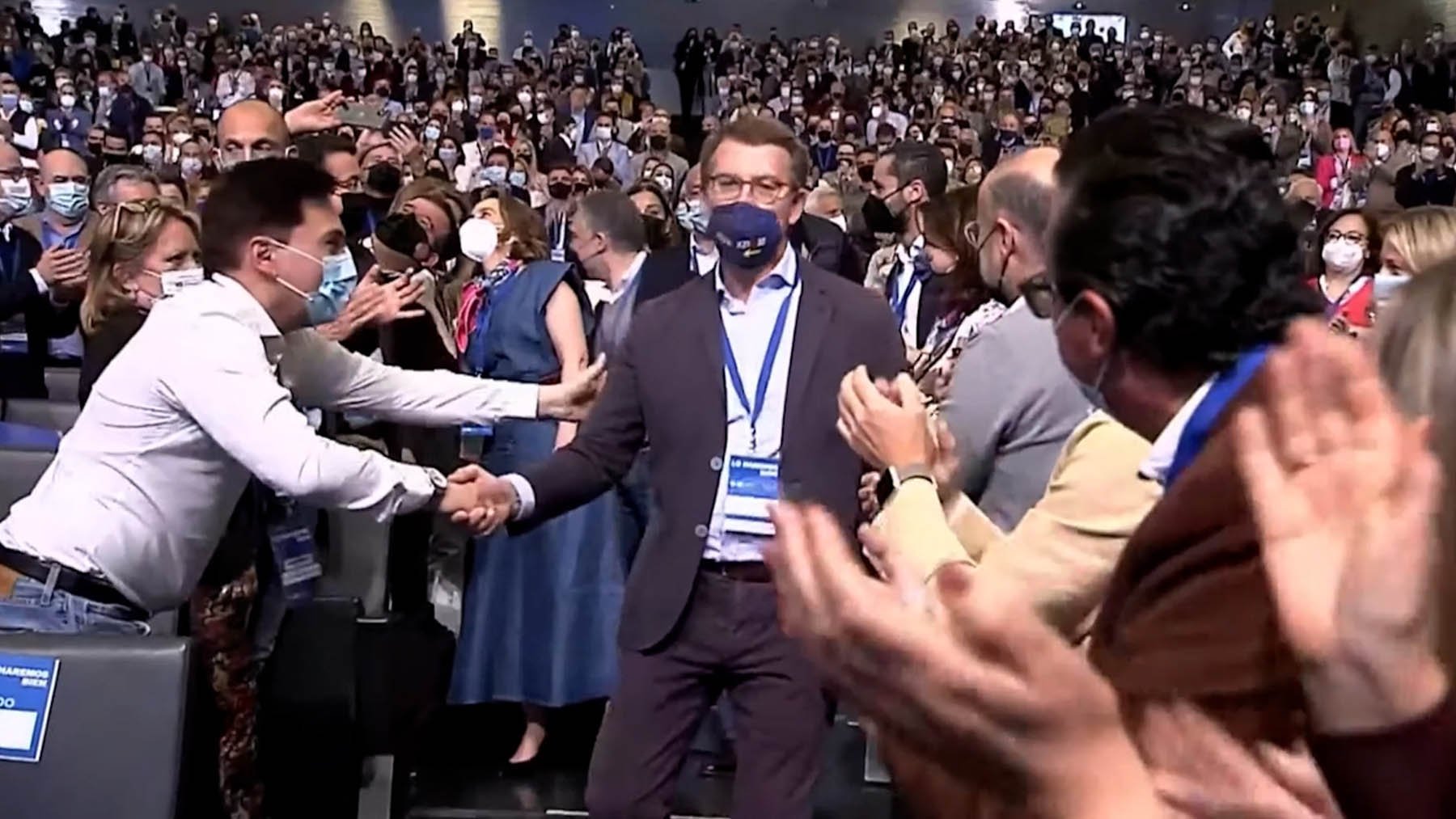 Feijóo entra en el plenario del congreso del PP