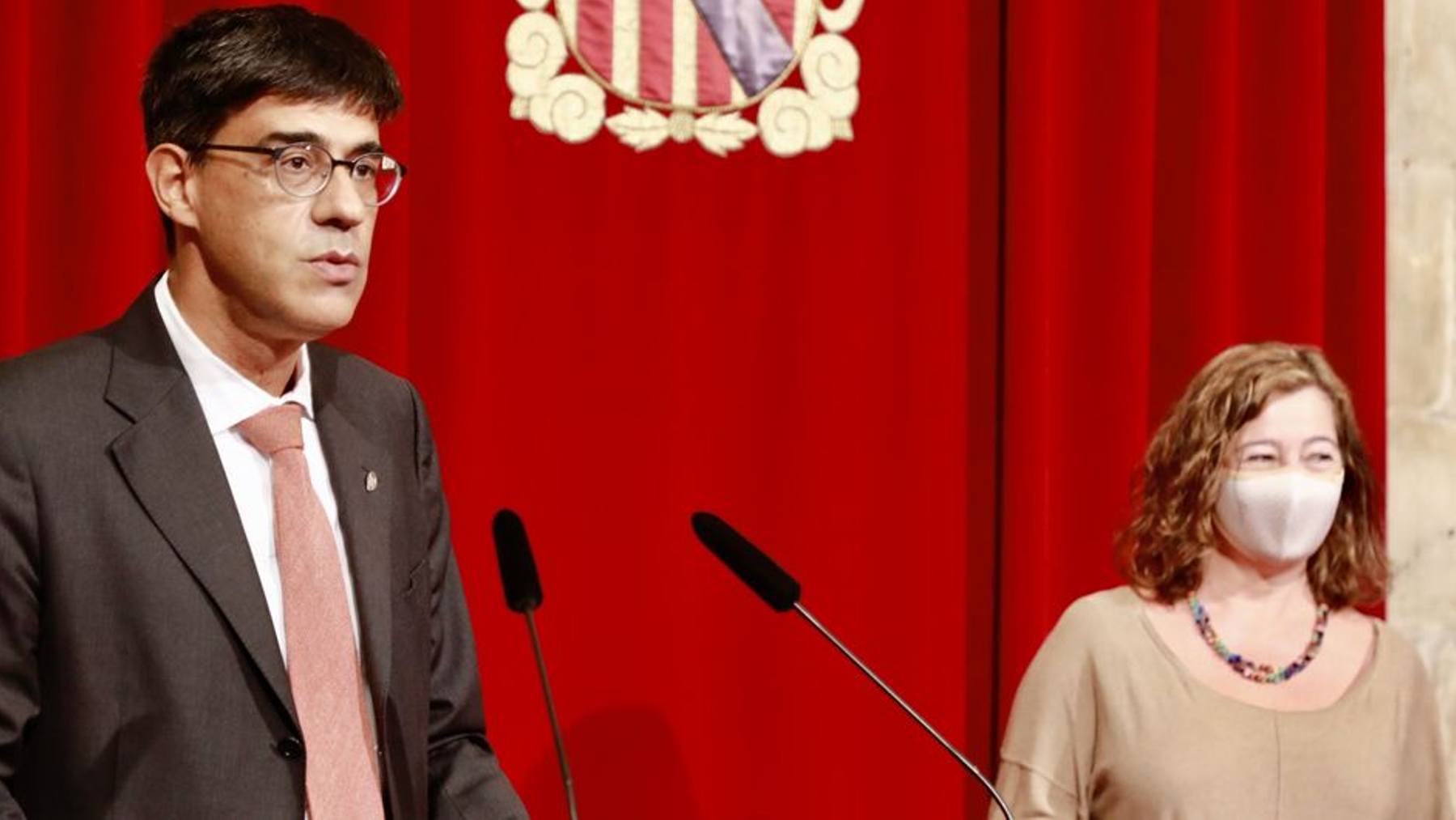 Joan Rosselló, síndico mayor de la Sindicatura de Cuentas de Baleares con la presidenta balear, Francina Armengol.