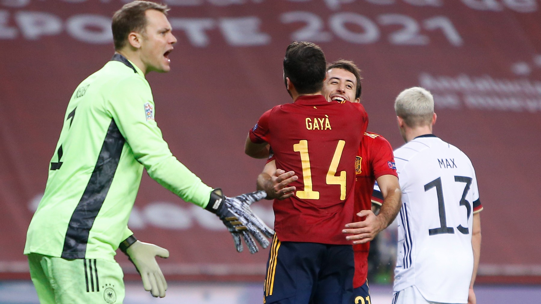 Gayà y Oyarzabal celebran el sexto gol ante Alemania ante el enfado de Neuer. (Getty)