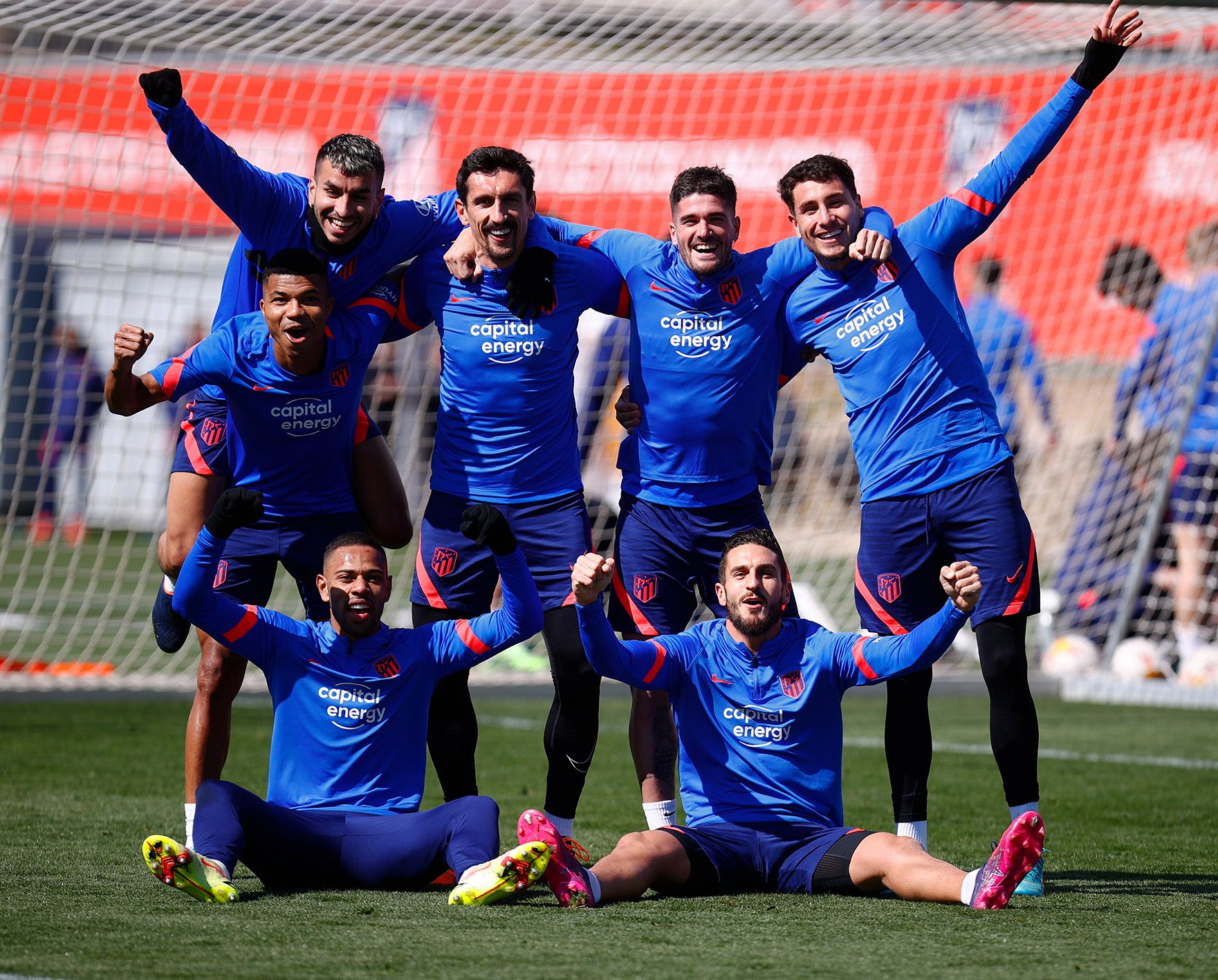 Los jugadores, bromeando ayer en el entrenamiento