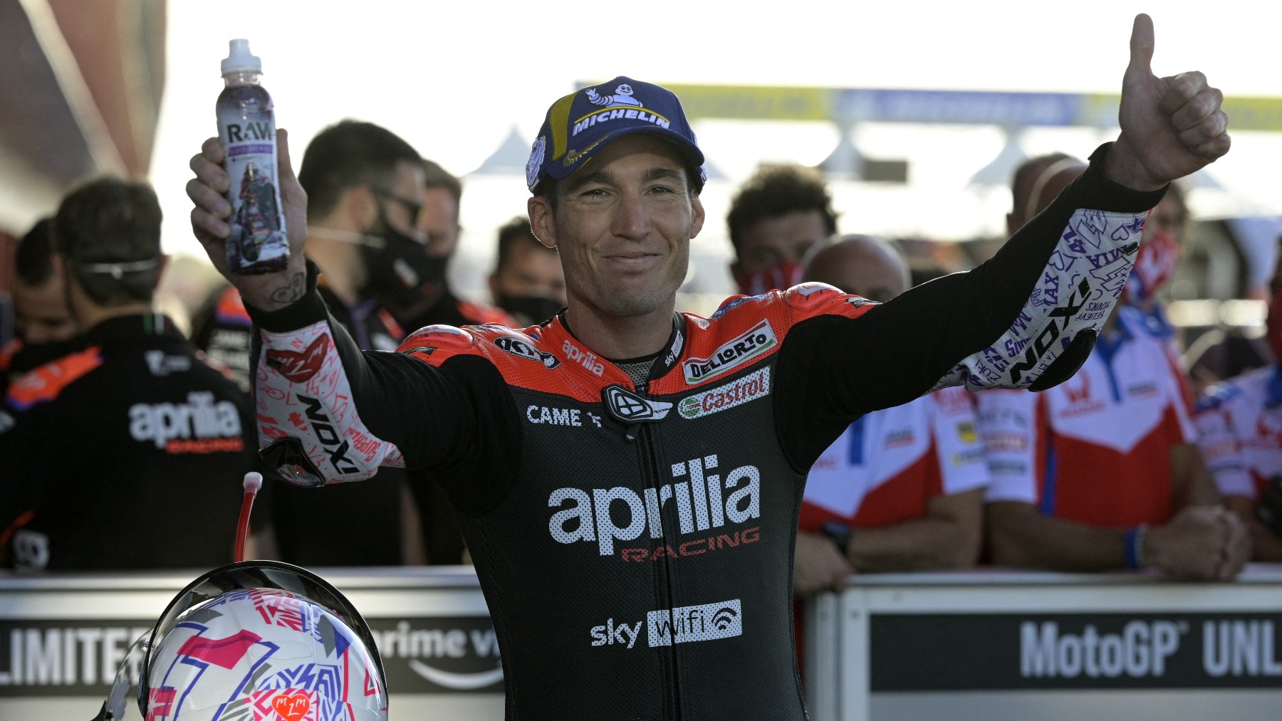 Aleix Espargaró celebra la pole en el GP de Argentina de MotoGP. (AFP)