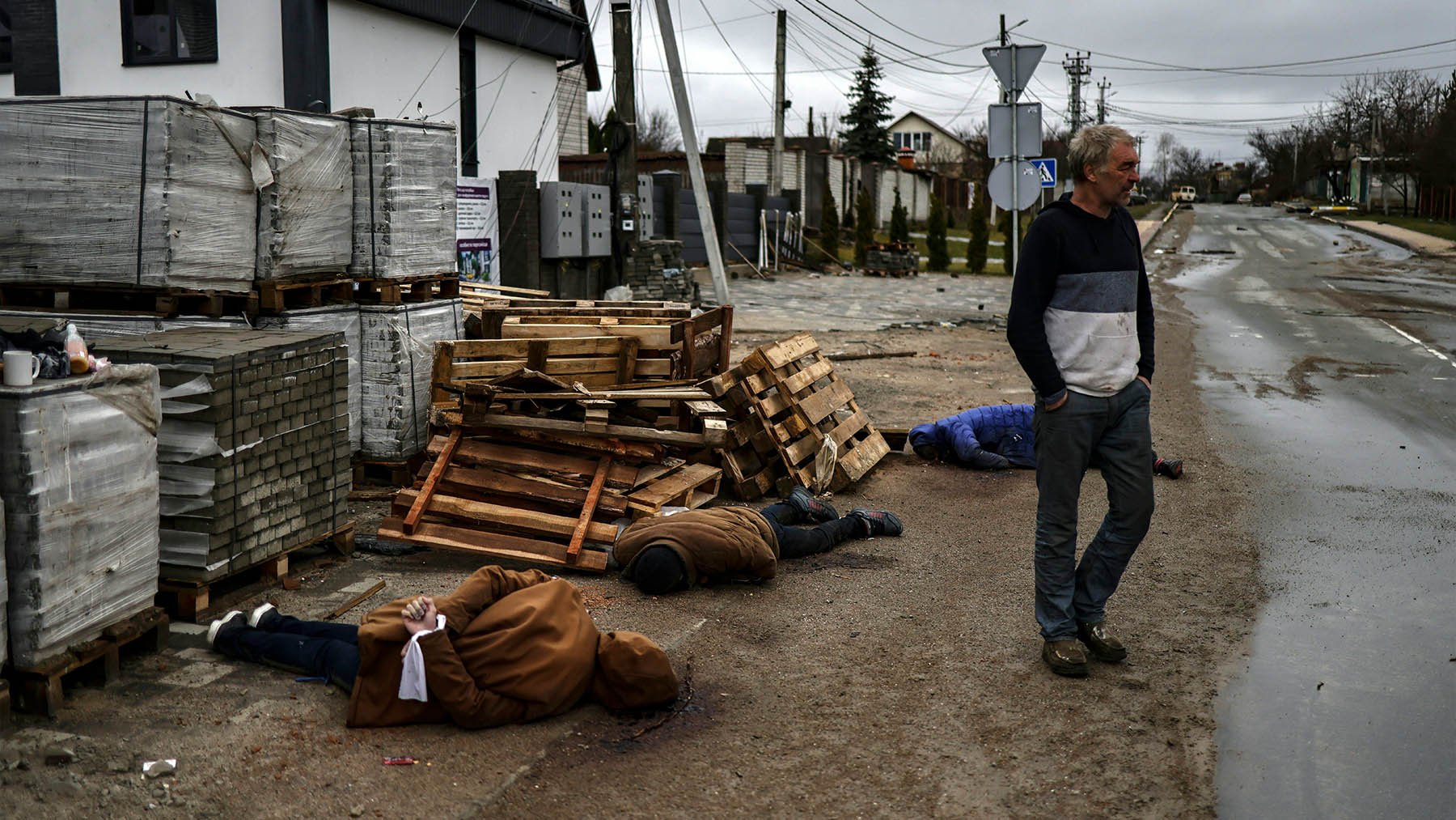 Civiles muertos en Bucha, uno maniatado. (AFP)