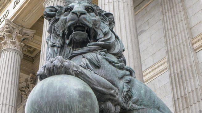 La curiosa historia del material con el que se hicieron los leones del Congreso