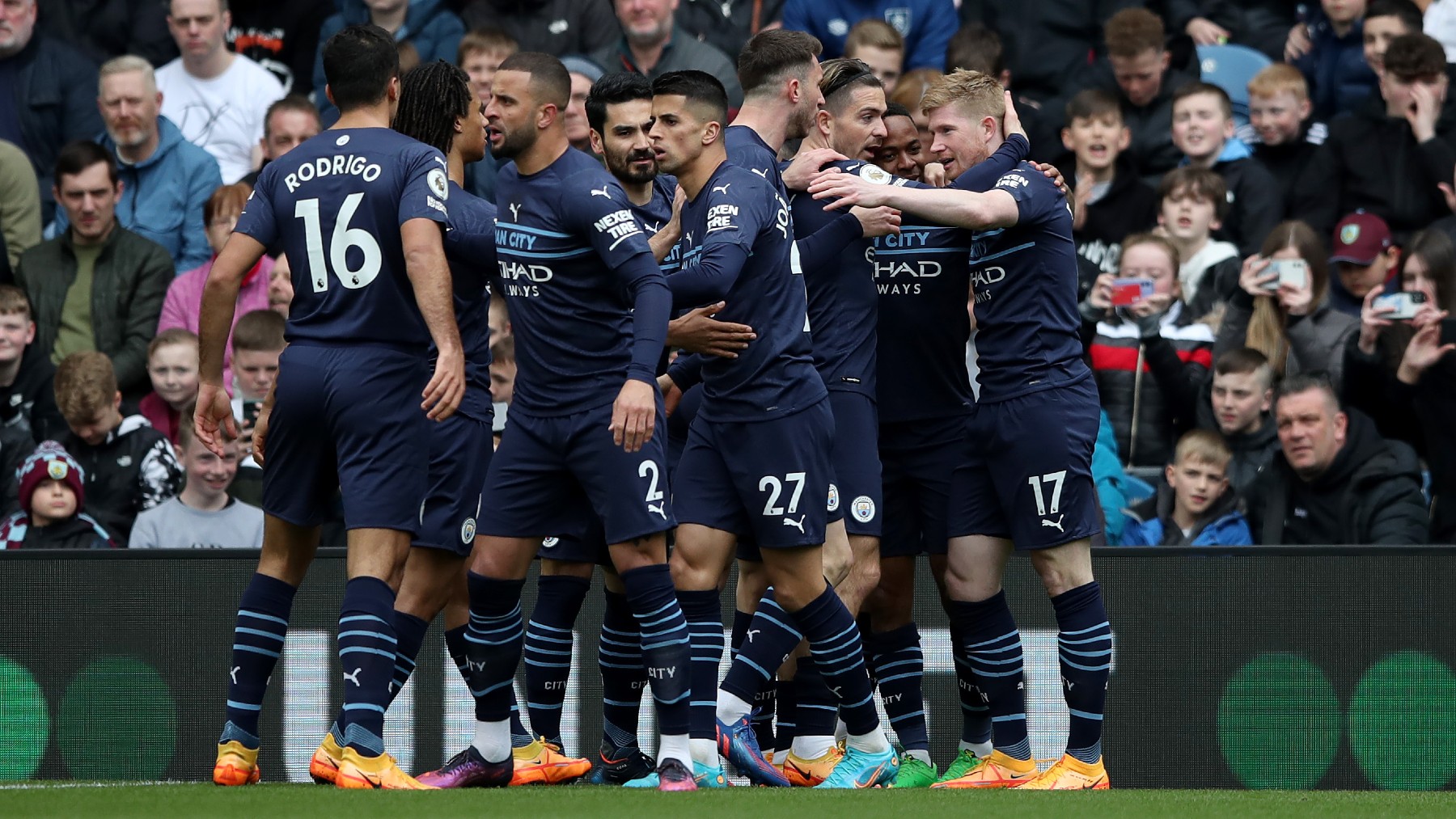 Los jugadores del Manchester City celebran un gol al Burnley. (Getty)
