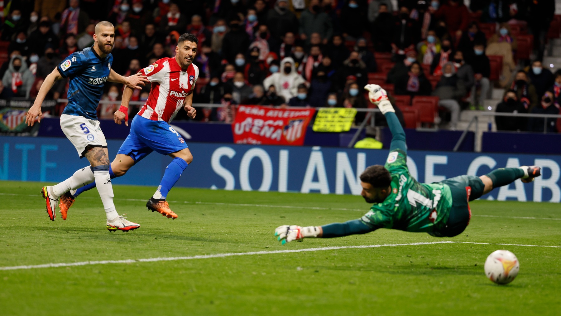 Suárez, en el momento de marcar su segundo gol al Alavés