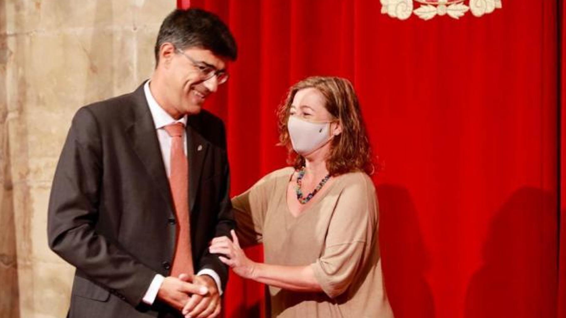 La presidenta del Govern, Francina Armengol, saluda al síndico mayor de la Sindicatura de Cuentas, Joan Rosselló.