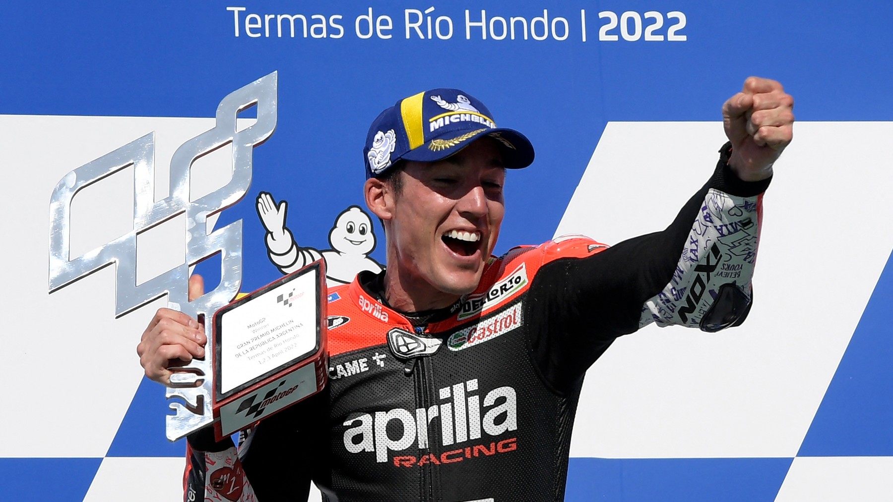 Aleix Espargaró celebra su victoria en el GP de Argentina de MotoGP. (AFP)