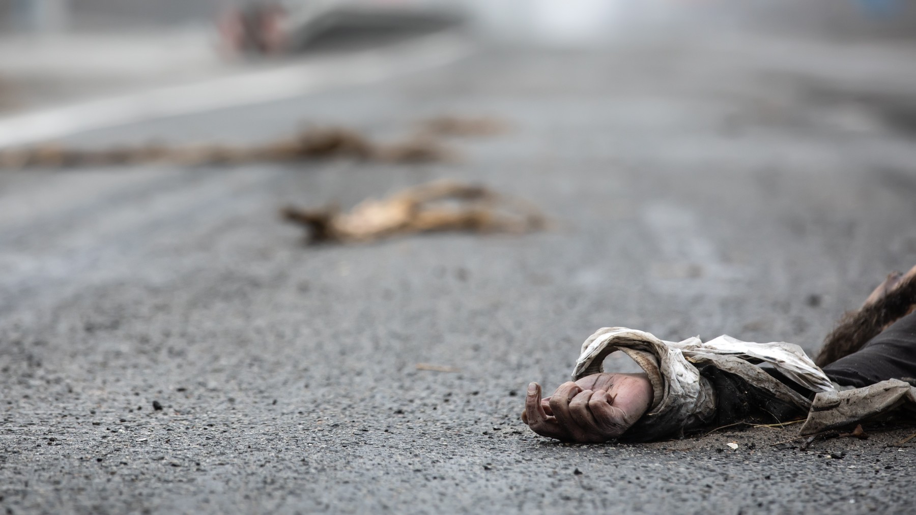 La mano de un cadáver en la localidad de Bucha, a las afueras de Kiev, en Ucrania. Mykhaylo Palinchak.