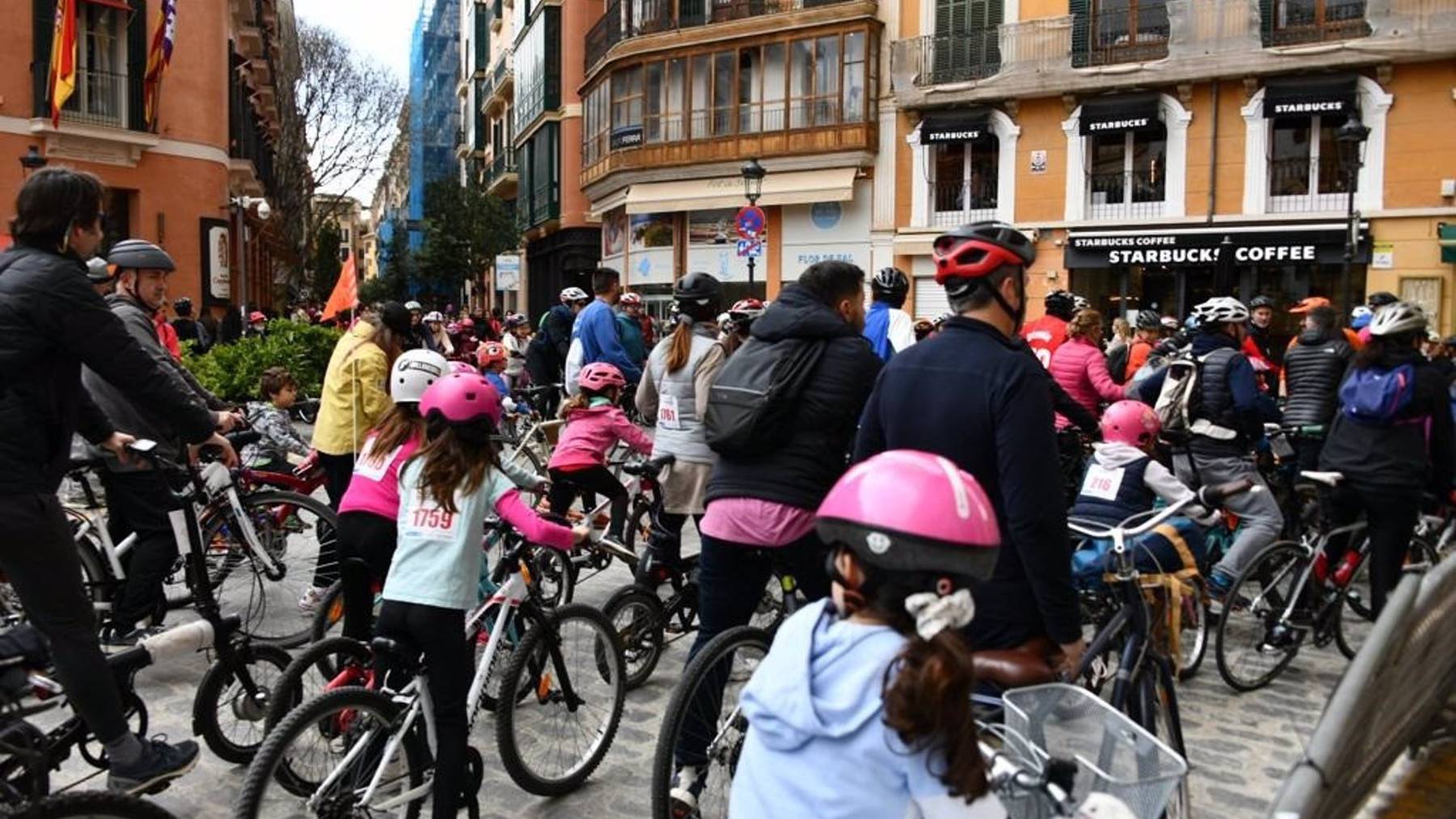 Inicio de la Diada Ciclista de Sant Sebastià en la plaza de Santa Eulalia. Foto: Europa Press