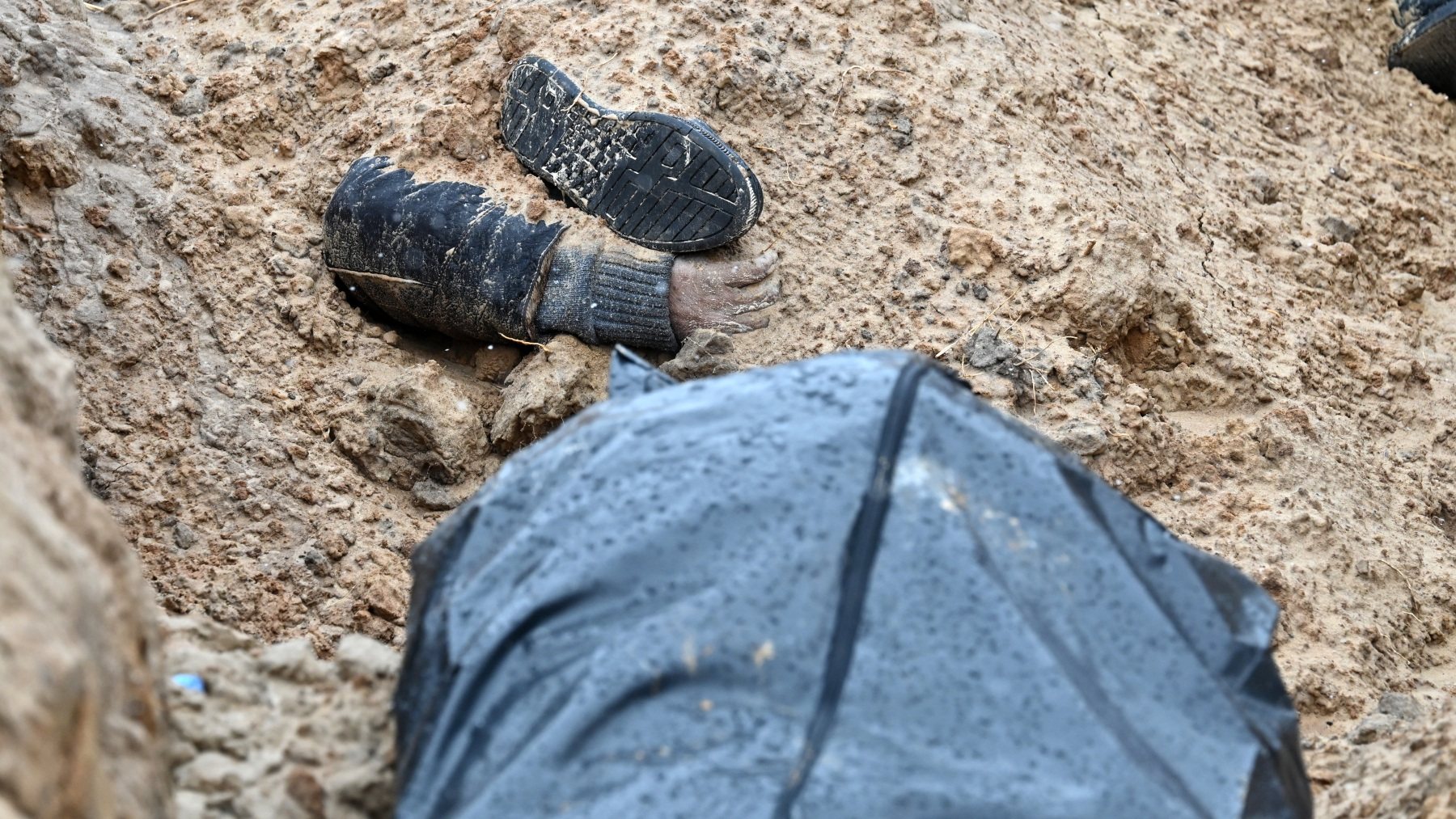Fosa común de civiles ejecutados en Bucha (Ucrania) en marzo de 2022. Foto AFP