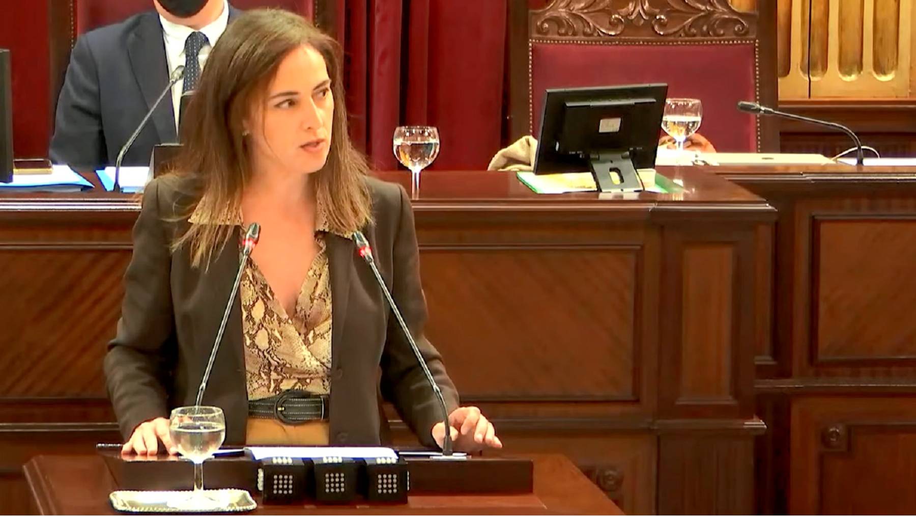 La diputada de Vox Idoia Ribas durante su intervención en el Parlament.