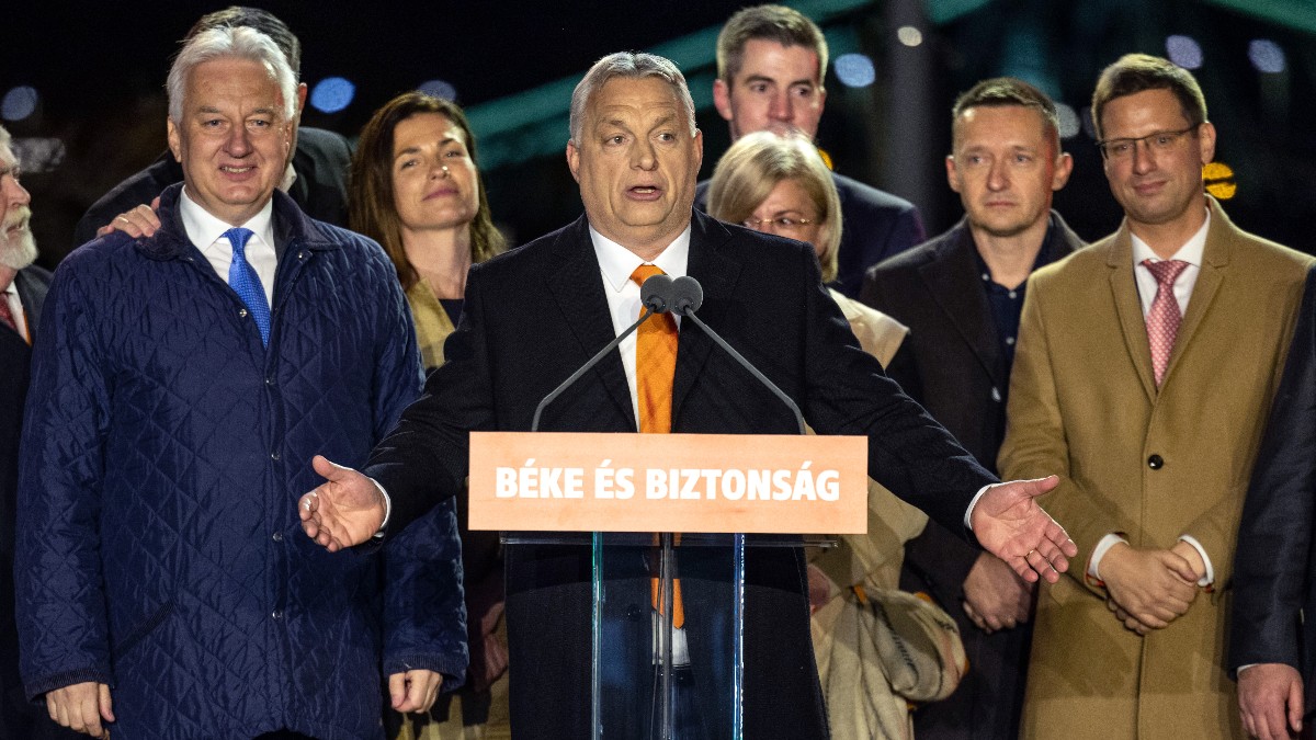 El primer ministro húngaro, Viktor Orbán, se dirige sus seguidores tras los resultados de las elecciones.