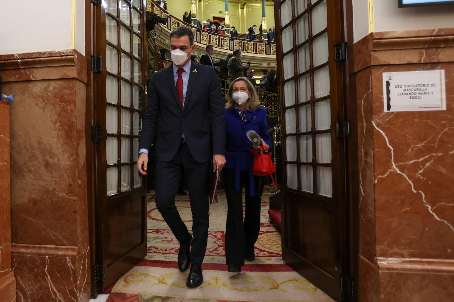 El presidente del Gobierno Pedro Sánchez con la vicepresidenta Nadia Calviño.