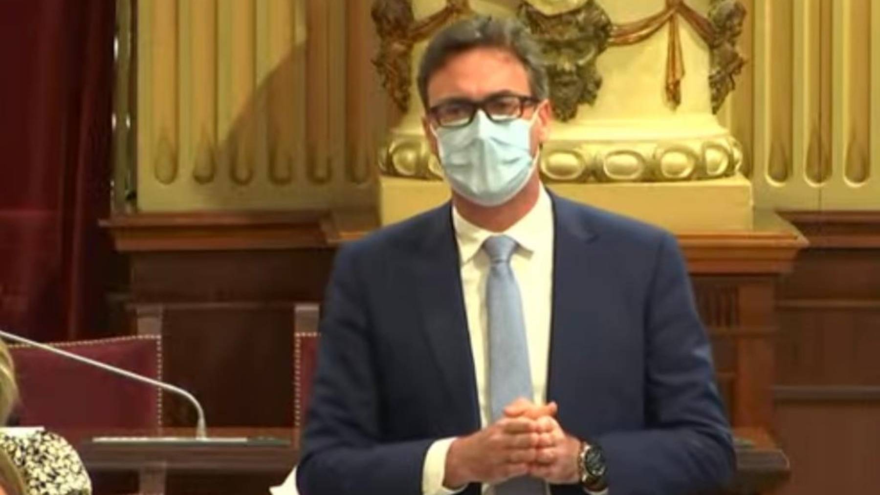 El portavoz del PP, Toni Costa, durante su intervención en el Parlament.