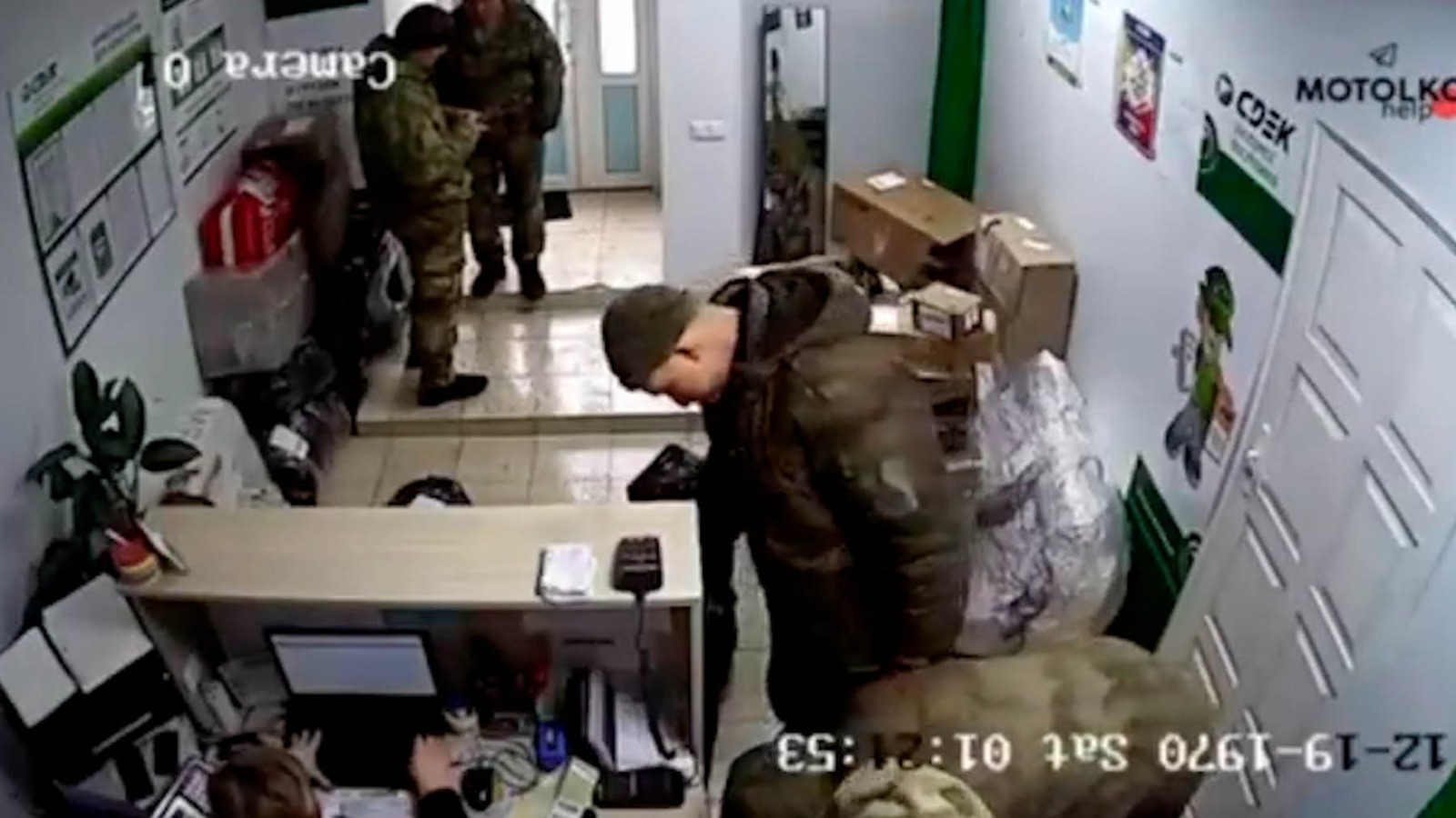 Soldados rusos enviando por mensajería los artículos saqueados en Ucrania.