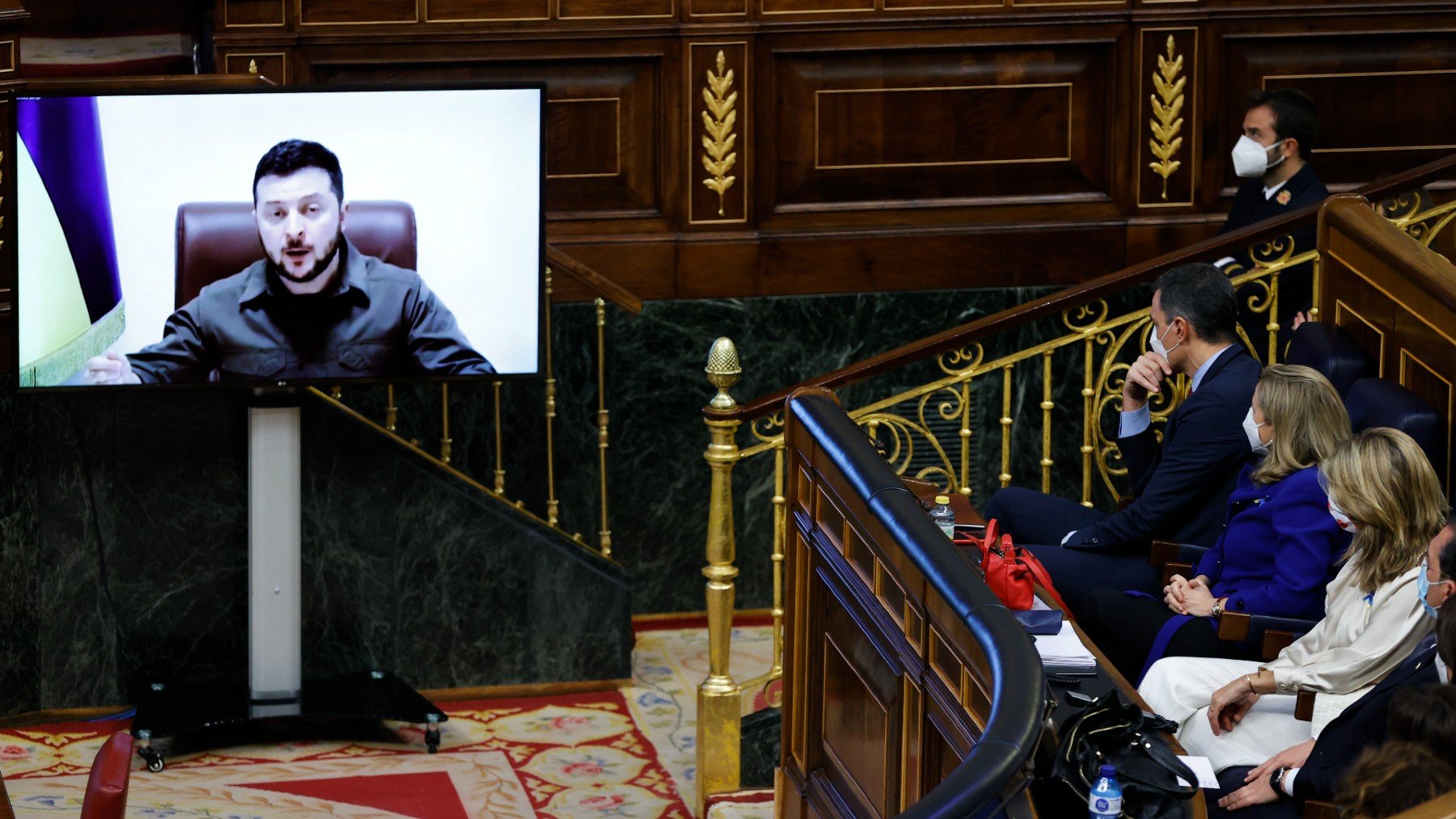 Pedro Sánchez escucha la intervención de Volodímir Zelenski en el Congreso de los Diputados.(Foto: Efe)