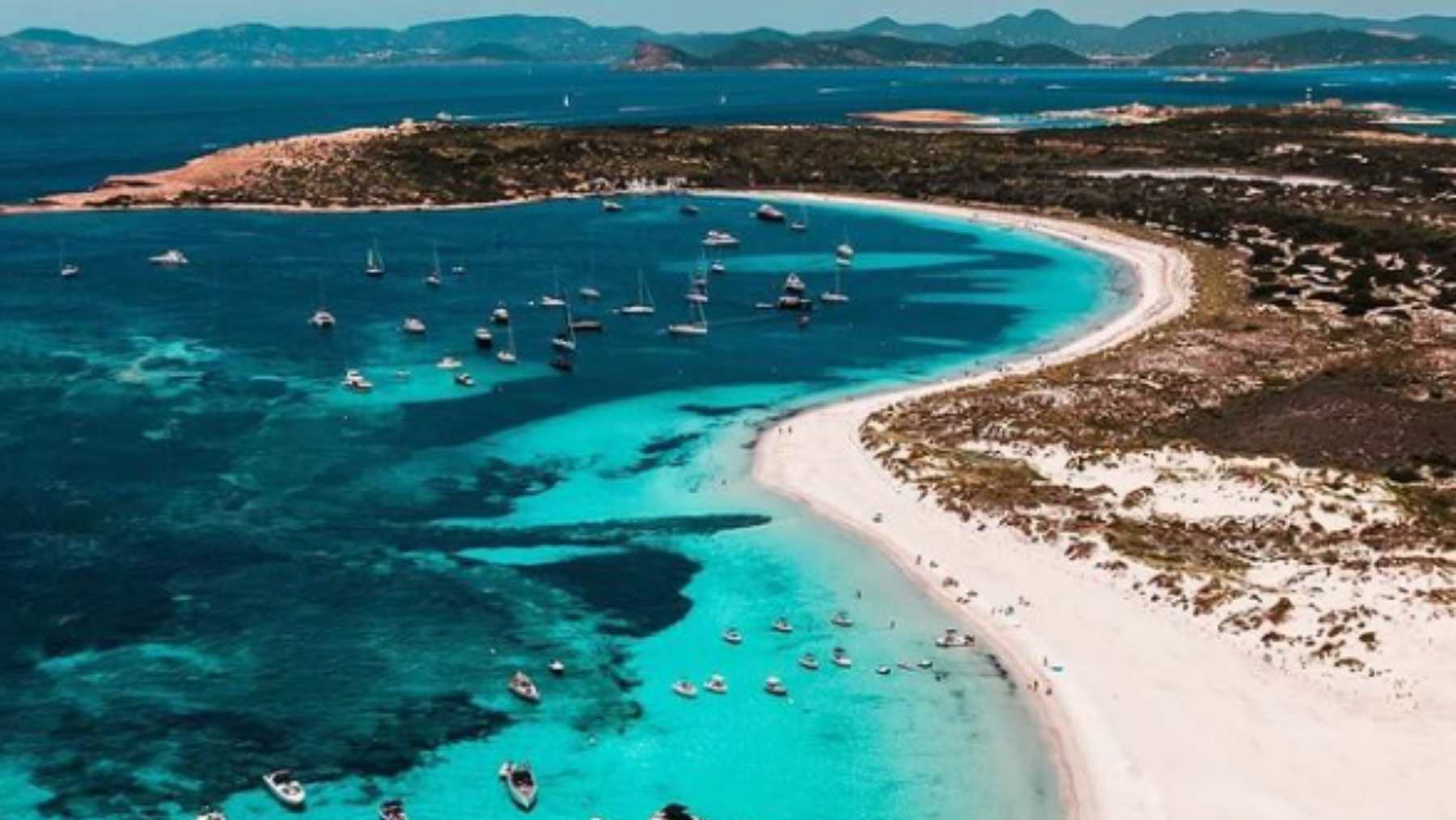 La isla paradisíaca y con un atractivo único entre Ibiza y Formentera para disfrutar del buen tiempo en fin de semana
