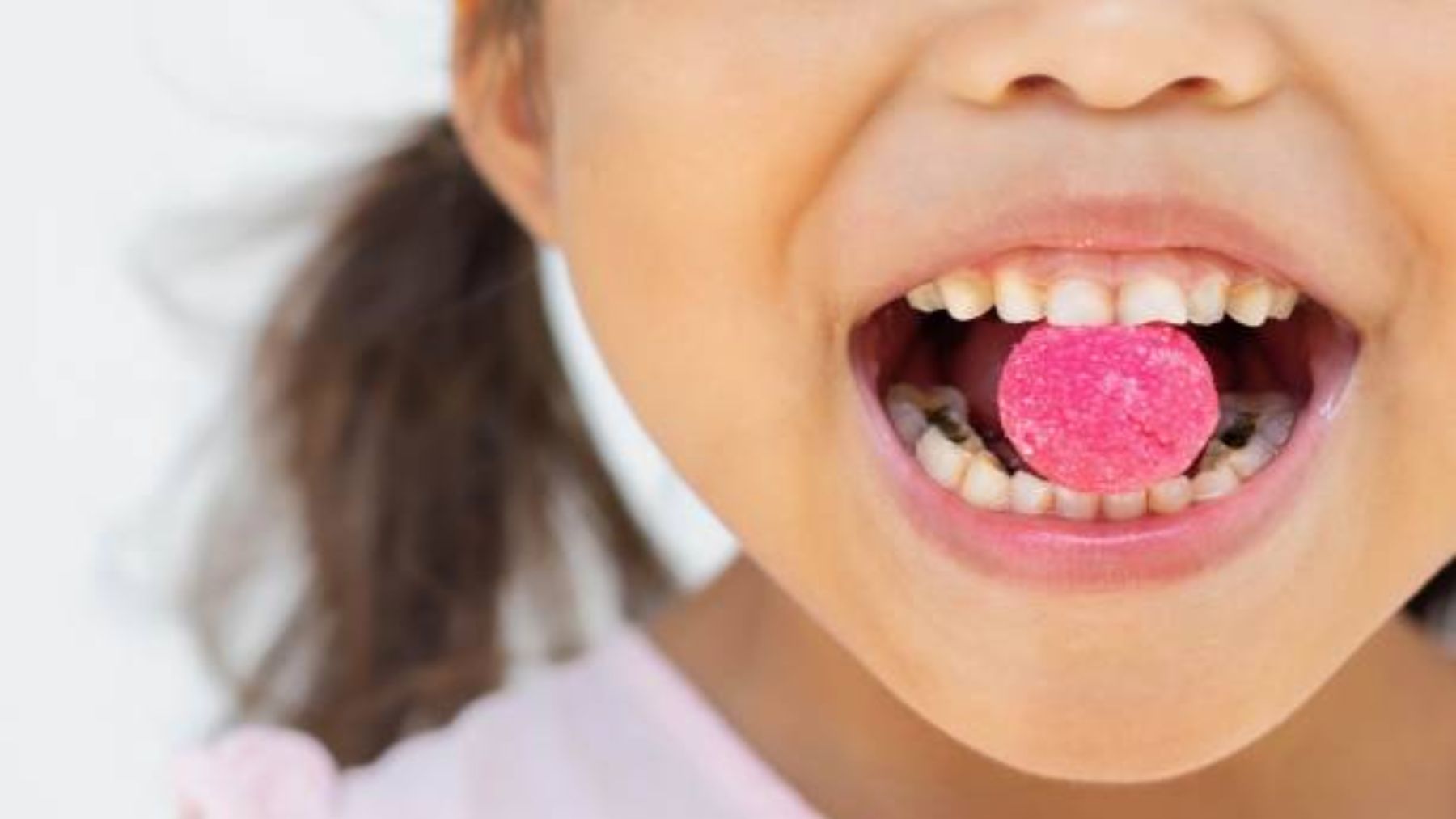 Descubre qué alimentos perjudican los dientes de los niños
