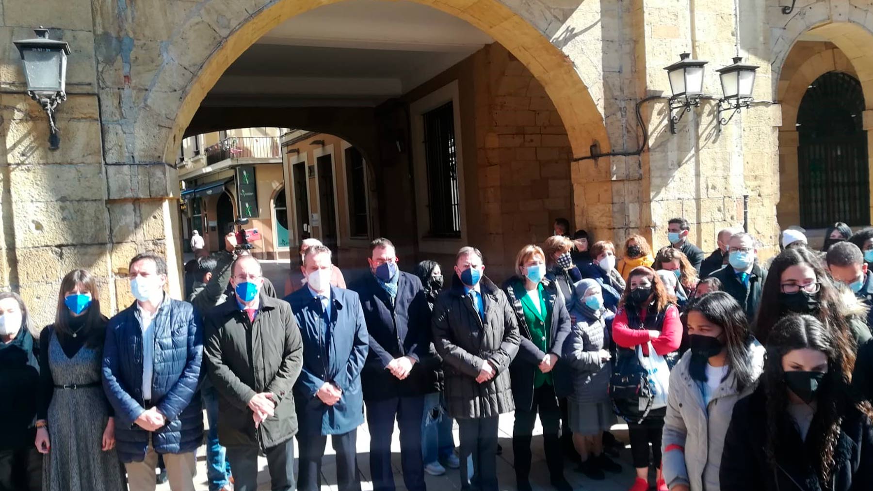 Concentración ante el Ayuntamiento de Oviedo de condena y repulsa ante el homicidio de una menor de 14 años