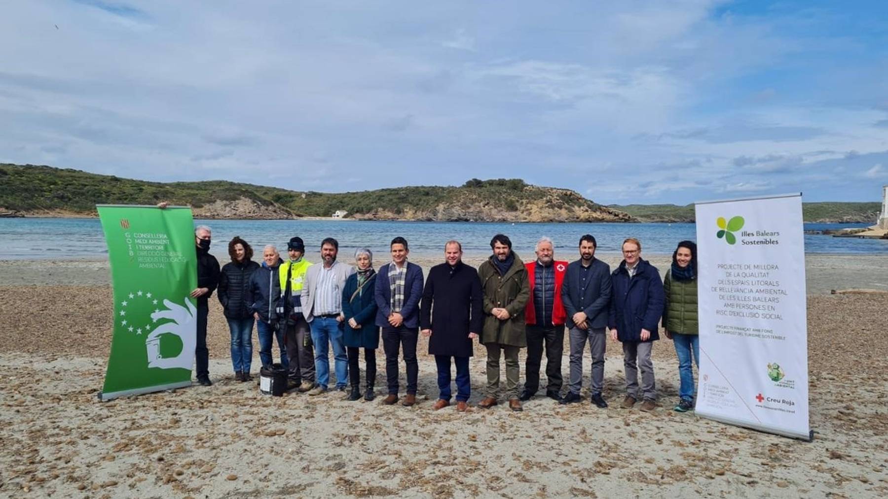 Trabajadores en riesgo de exclusión que forman parte del equipo de limpieza de las zonas naturales de Menorca.