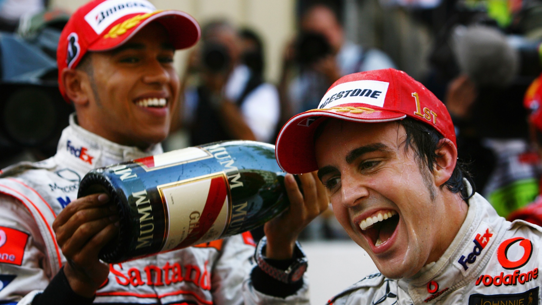 Alonso y Hamilton celebrando una victoria en el Mundial 2007. (Getty)